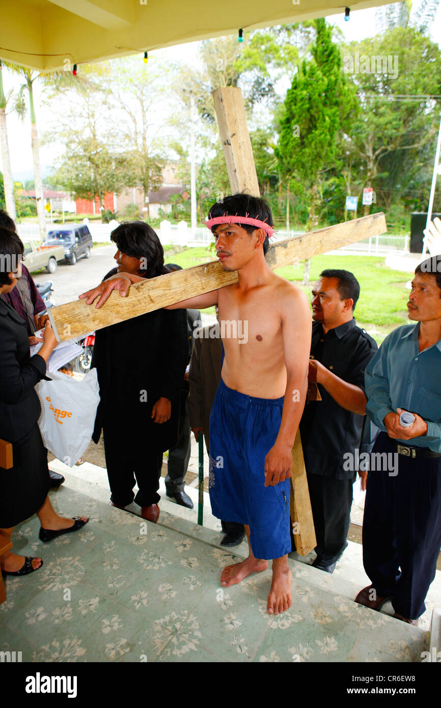 Jesus carrying cross during passion hi-res stock photography and images -  Alamy