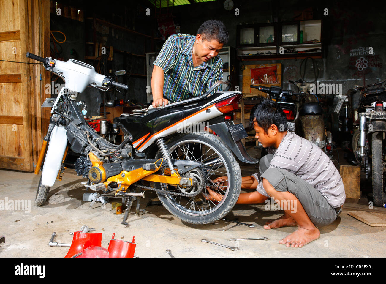 Young Men Repairing A Motorcycle During A Mechanics Apprenticeship Vocational Training Center Siantar Sumatra Indonesia Stock Photo Alamy