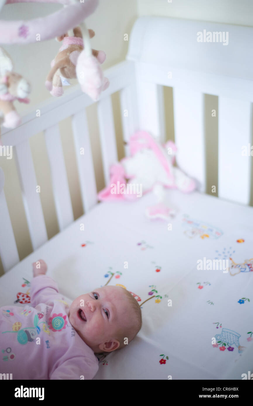 baby in her bed neonata nel suo letto sorride Stock Photo