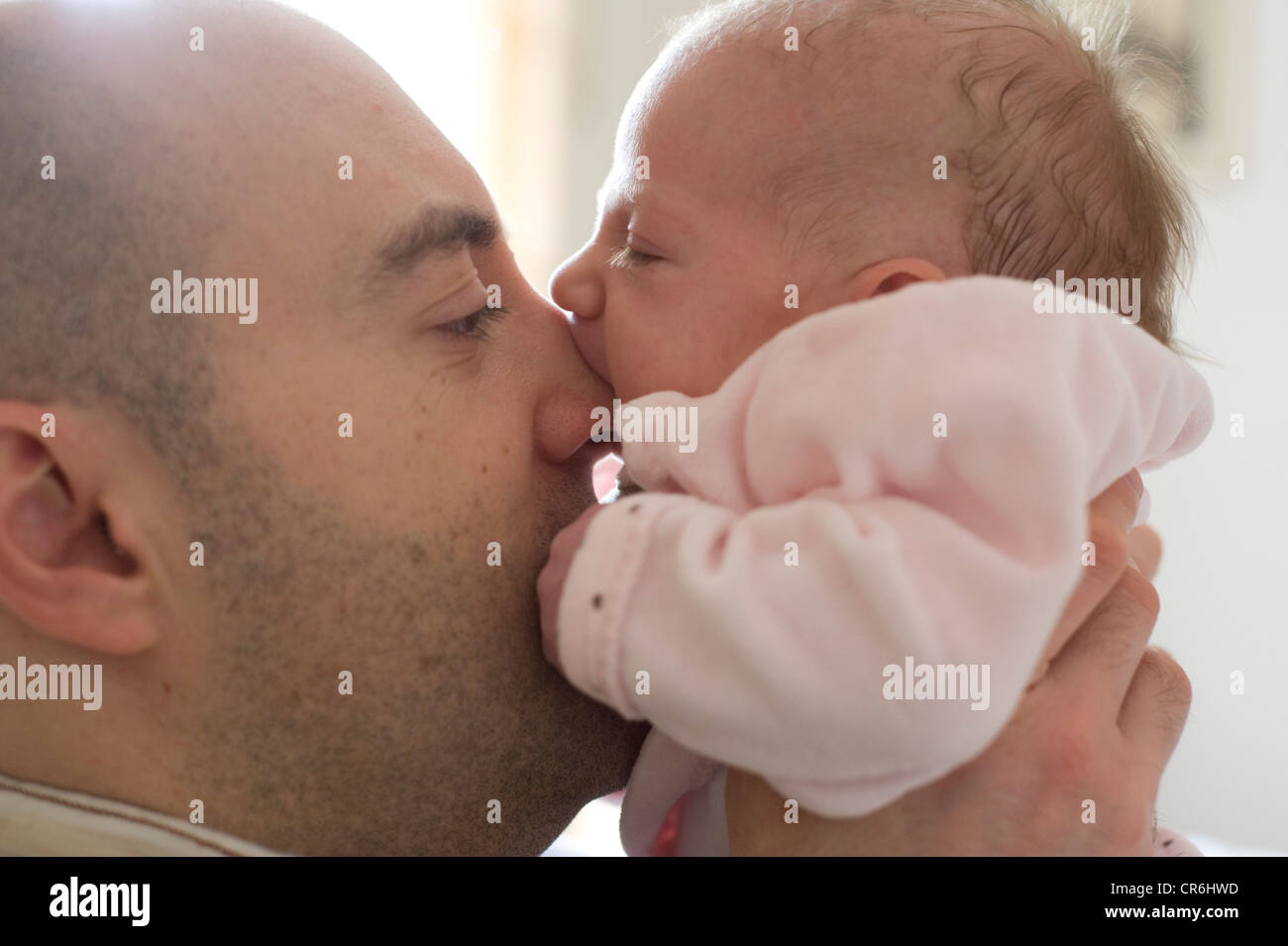father and child kissing nose padre e neonato bacio sul naso Stock Photo