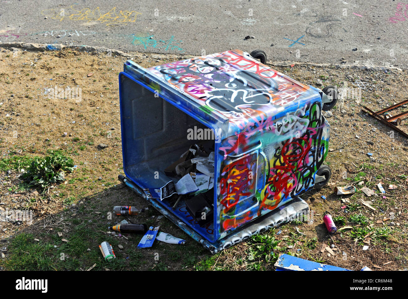 Graffiti rubbish hi-res stock photography and images - Alamy