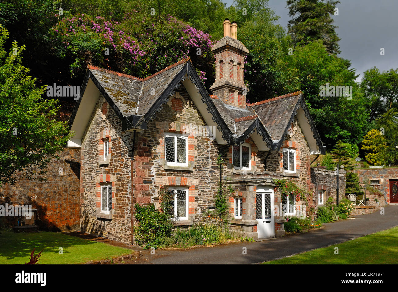 OOC For IC - Page 7 Old-english-brick-house-at-the-entrance-of-lifton-park-lifton-devon-CR7197