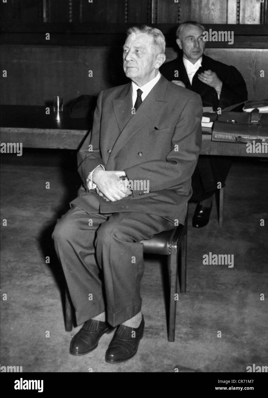 Bach-Zelewski, Erich von dem, 1.3.1899 - 8.3.1972, German politician (NSDAP), trial in Nuremberg, 16.1.1961, his solicitor Dr  Wolpert behind him, , Stock Photo