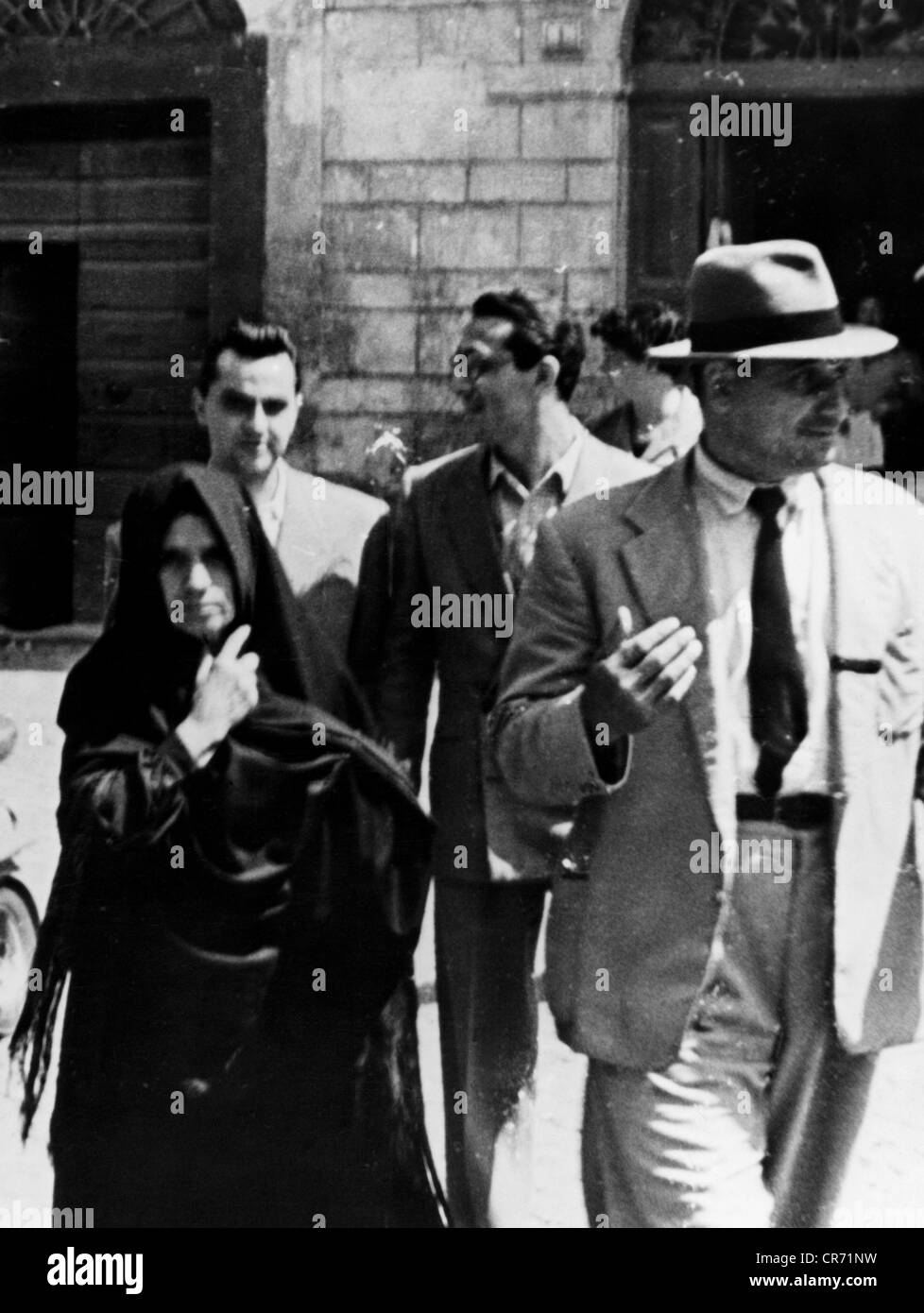 Giuliano, Salvatore, 16.11.1922 - 5.7.1950, Sicilian bandit,  his mother Maria Lombardo and hist brother Giuseppe after testimony before court, Ginestra, Sicily, 27.7.1951, , Stock Photo