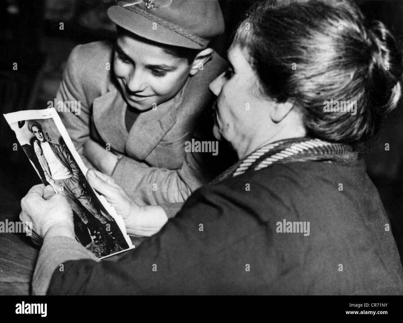 Giuliano, Salvatore, 16.11.1922 - 5.7.1950, Sicilian bandit, his mother  Maria Lombardo after released from prison, with her nephew Pistrino Gaglio,  Palermo, 21.1.1950 Stock Photo - Alamy