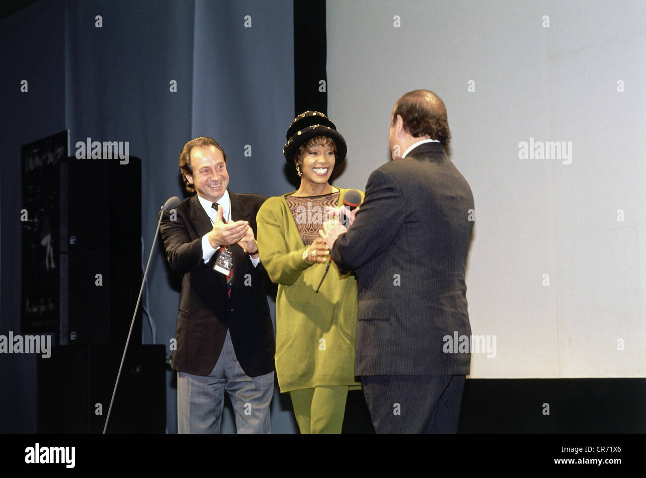 Houston, Whitney, 9.8.1963 - 11.2.2012, US singer, actress, half length, with Egmont 'Monti' Lueftner und Clive Davis, during the presentation of her 3rd record in Munich, Germany, Park Hilton Hotel, 30.10.1990, Stock Photo