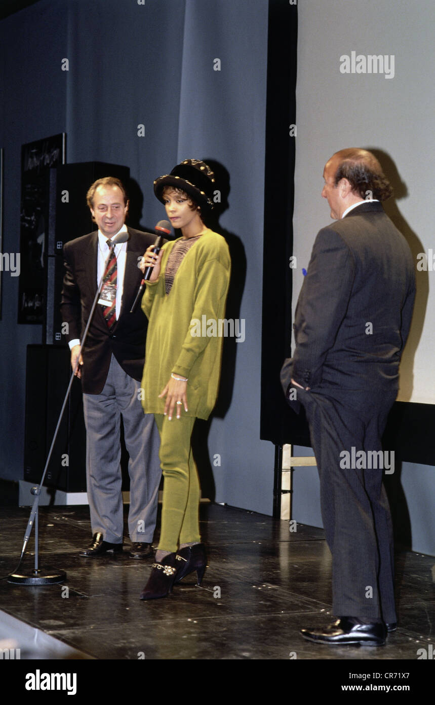 Houston, Whitney, 9.8.1963 - 11.2.2012, US singer, actress, full length, with Egmont 'Monti' Lueftner und Clive Davis, during the presentation of her 3rd record in Munich, Germany, Park Hilton Hotel, 30.10.1990, Stock Photo