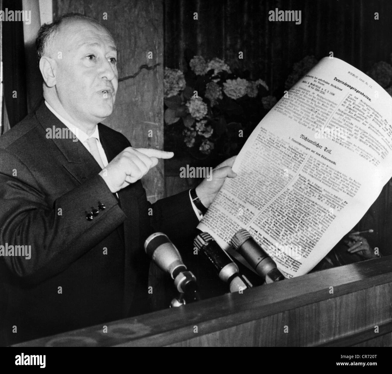 Norden, Albert, 4.12.1904 - 30 5.1982, German journalist and politician (SED), presenting evidence on Nazi past of Hans Globke at a press conference, East Berlin, 29.7.1960, , Stock Photo