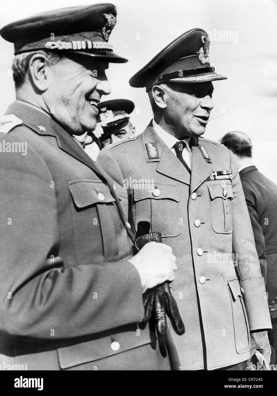 Heusinger, Adolf, 4.8.1897 - 30.11.1982, German general, Inspector General of the Bundeswehr 1.6.1957 - 31.3.1961, visit to Italy, with Italian Chief of General Staff, Rome, 7.5.1958, , Stock Photo