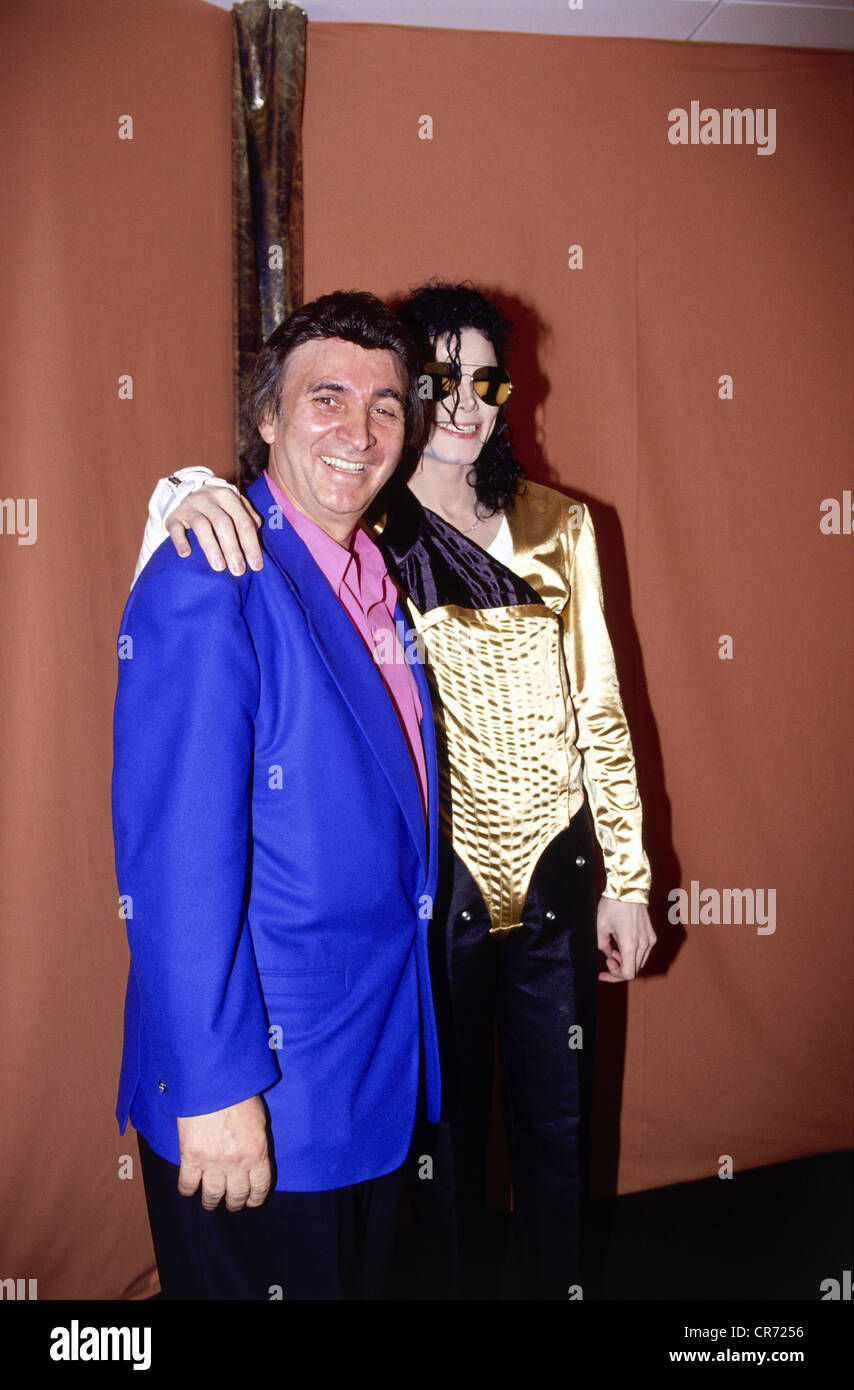 Jackson, Michael, 29.8.1958 - 25.6.2009, American musician (pop singer), half length, with Marcel Avram, wardrobe of Olympiastadion, Munich, Germany, 27.6.1992, Stock Photo