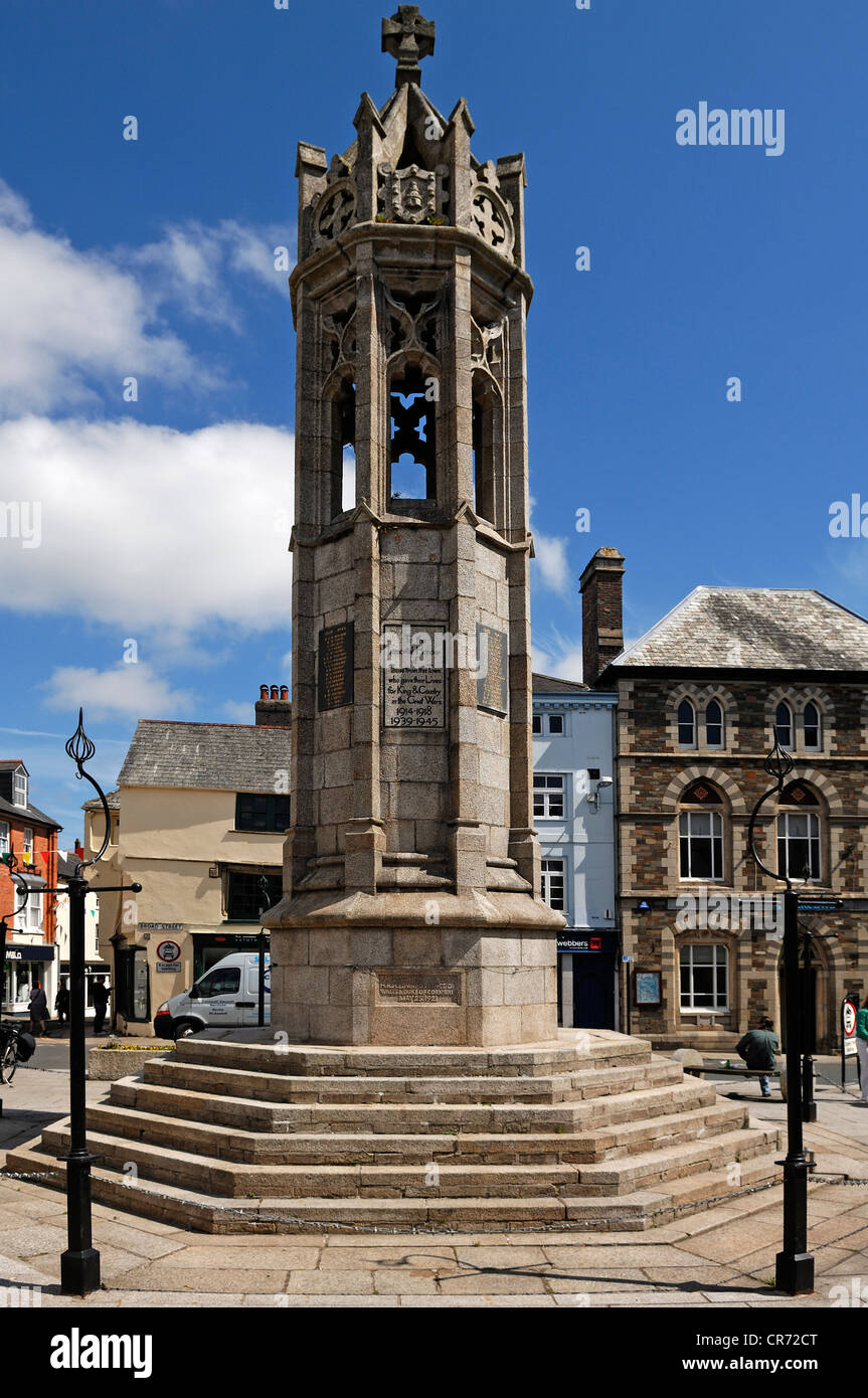 Monument in honour of the fallen of the First and Second World Wars, built 1921, Market Square, Launceston, Cornwall, England Stock Photo