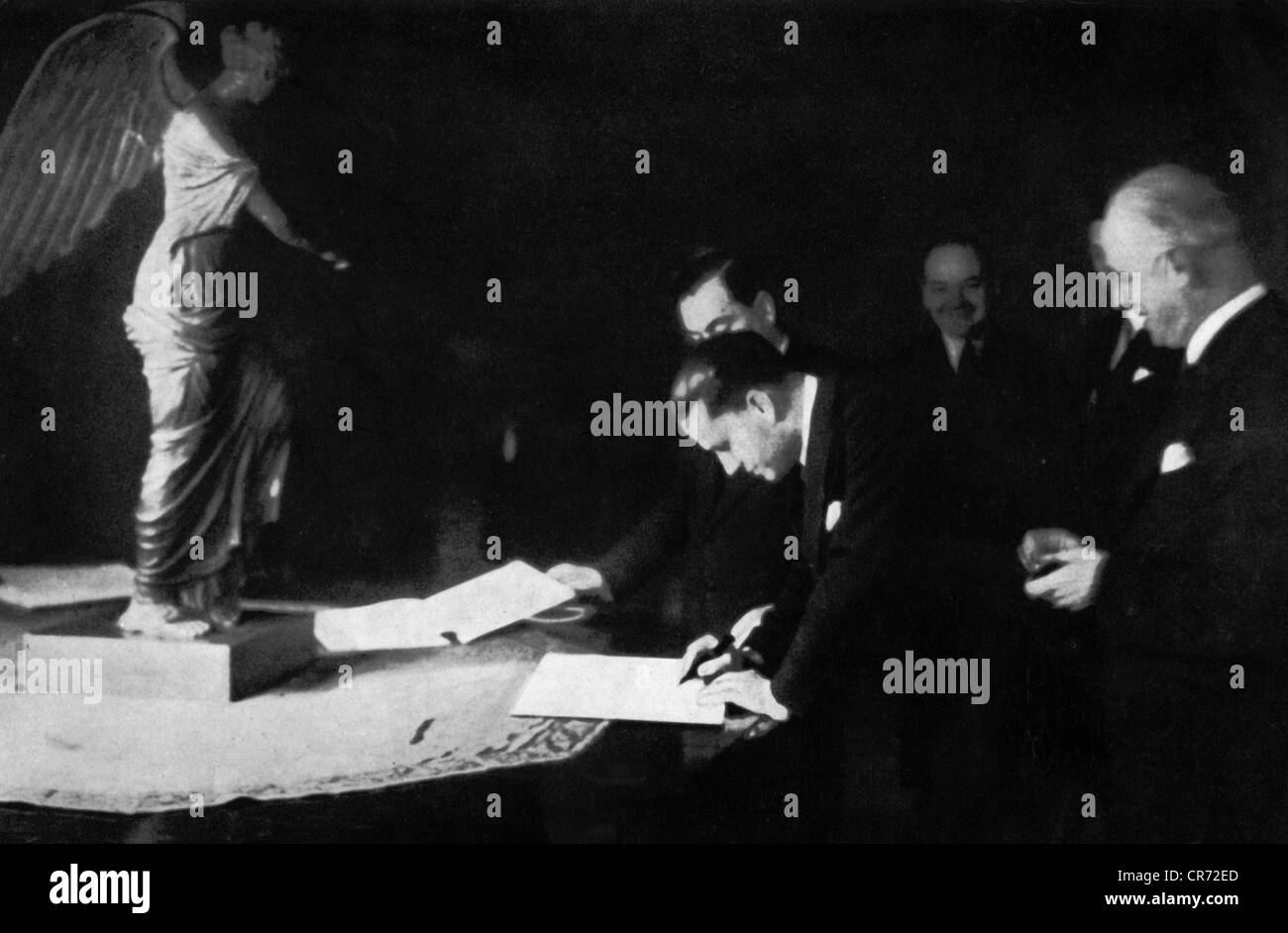 Ciano, Gian Galeazzo, 18.3.1903 - 11.1.1944, Italian politician (PNF), Foreign Minister 9.6.1936 - 25.7.1943, signing the Mediterrenean Agreement with Great Britain, Palazzo Chigi, Rome, 2.1.1937, right: Sir Eric Drummond, , Stock Photo