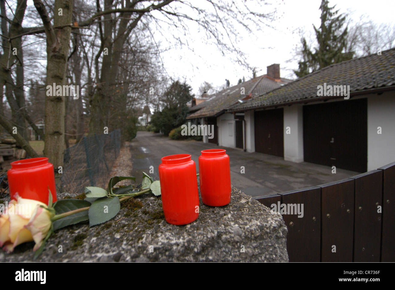 Moshammer, Rudolph, 27.9.1940 - 14.01.2005, German fashion designer, his death, candles in front of his house, Robert Koch Strasse 11 in Gruenwald near Munich, Germany, 20.1.2005, Stock Photo