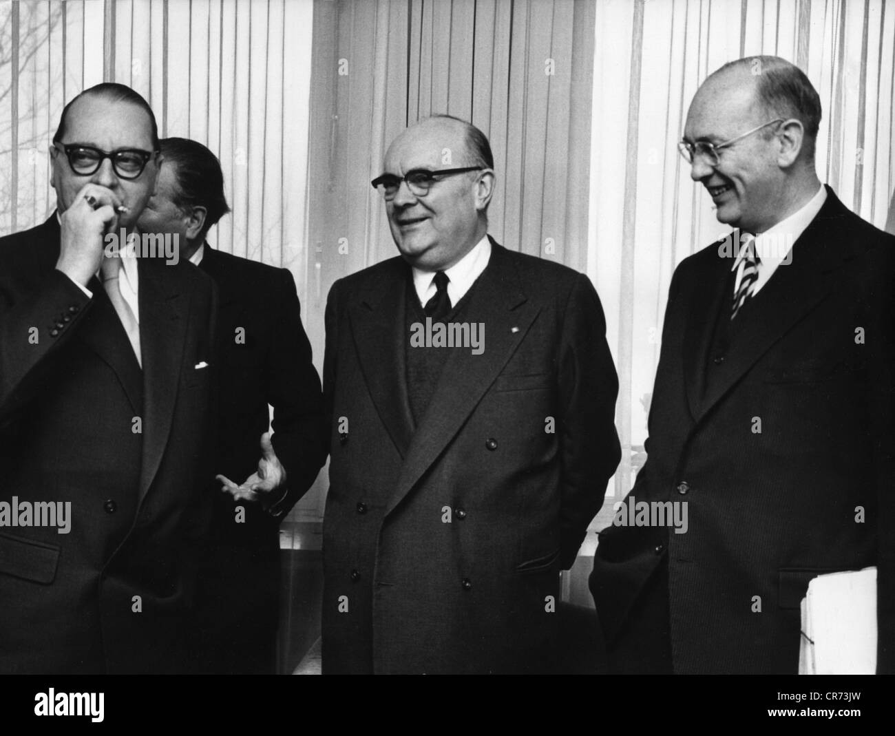 Spaak, Paul Henri, 25.1.1899 - 31.7.1972, Belgian politician (PBS/BSP), Secretary General of NATO 16.5.1957 - 21.4.1961, visit to West Germany, with Federal Foreign Minister Heinrich von Brentano and Federal Minister of Finance Franz Etzel, Bonn, 2.2.1958, talks about costs of troops stationed in Germany, , Stock Photo
