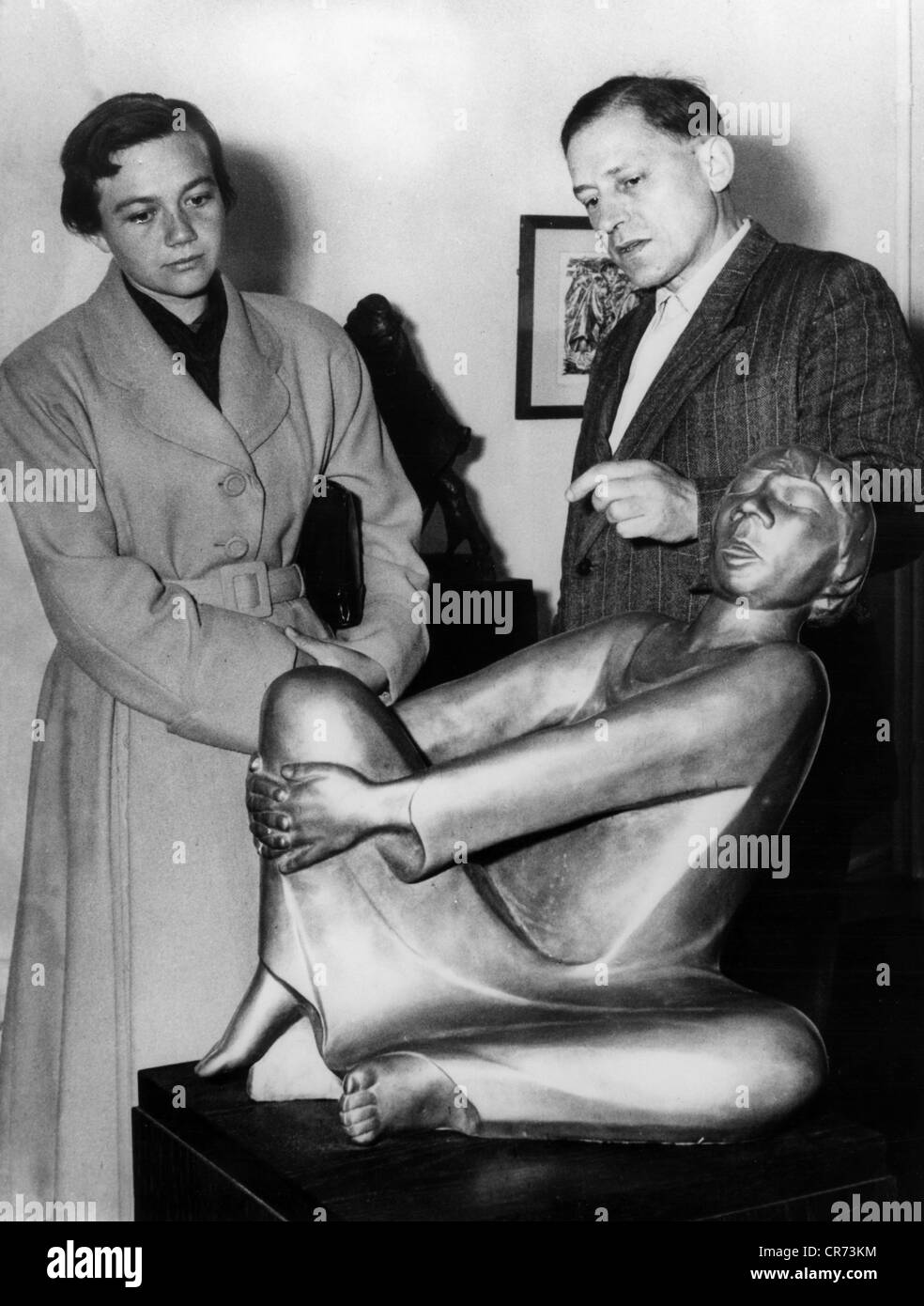 Barlach, Nikolaus, * 20.8.1906, German sculptor, with sculpture 'Singing Man' ('Singender Mann') of his father, exhibition to the 20th anniversary of the death of Ernst Barlach, Munich, 24.10.1958, , Stock Photo