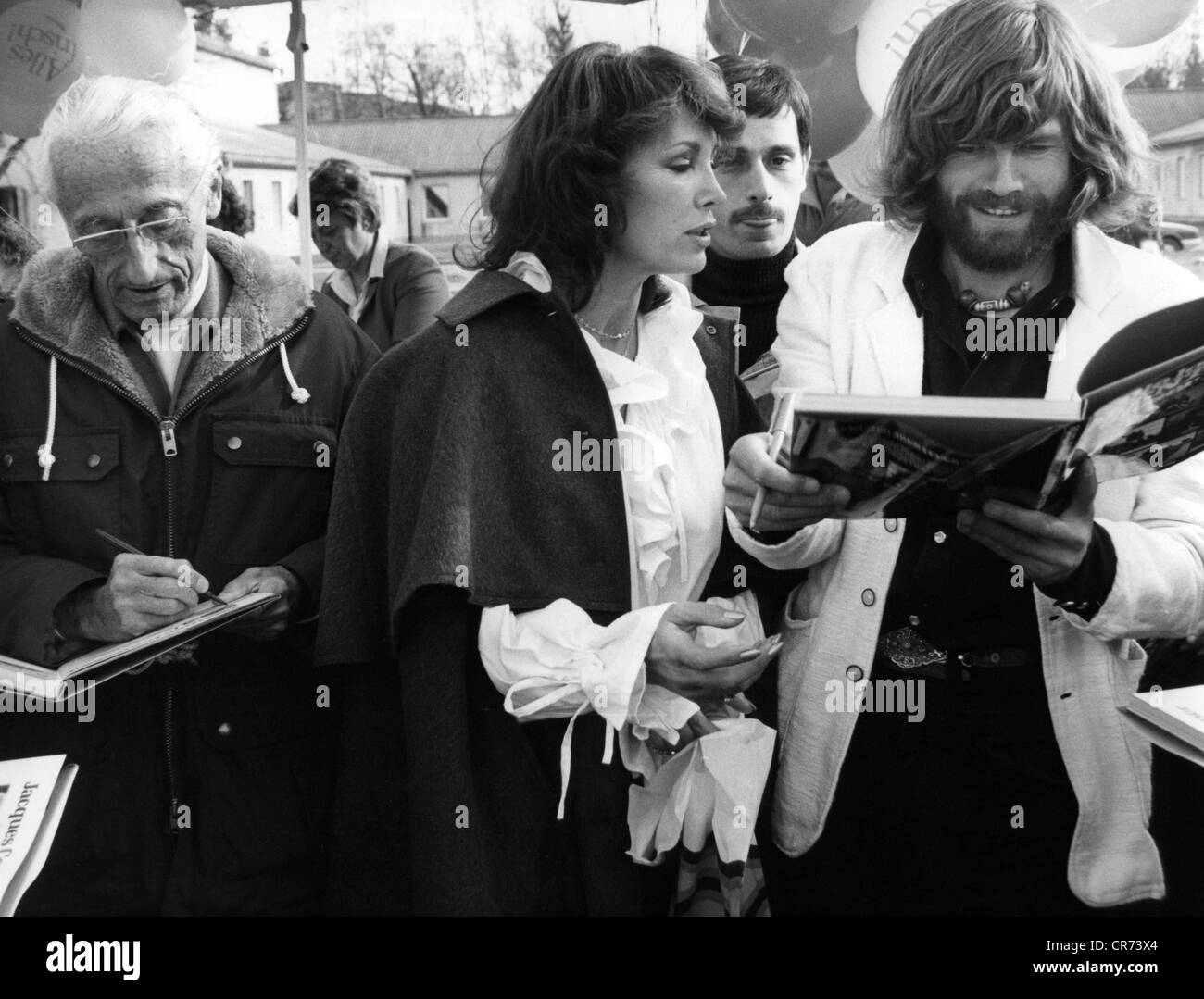 Schuermann, Petra, 15.9.1935 - 13.1.2010, German actress, TV presenter, half length, with Jacques Costeau and Reinhold Messner, signing the book 'Die letzten Abenteuer dieser Erde' (The last adventures of this earth), Munich, Germany, 26.11.1981, Stock Photo