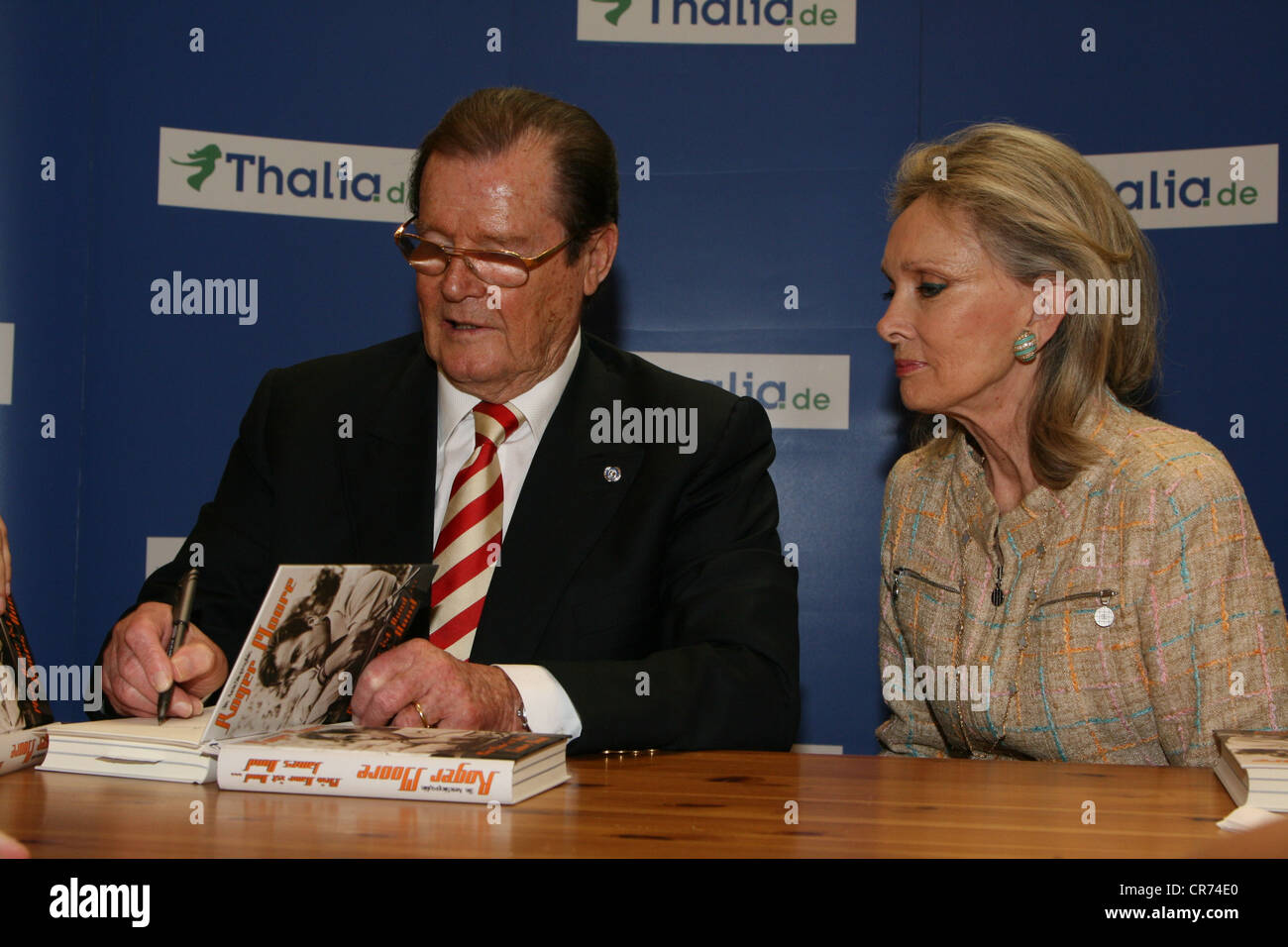 Moore, Roger, * 14.10.1927, British actor, half length, with his wife Kiki Tholstrup, during autographing session to his book 'Mein Name ist Bond.. James Bond', Thalia, Hamburg, Germany, 2009, Stock Photo