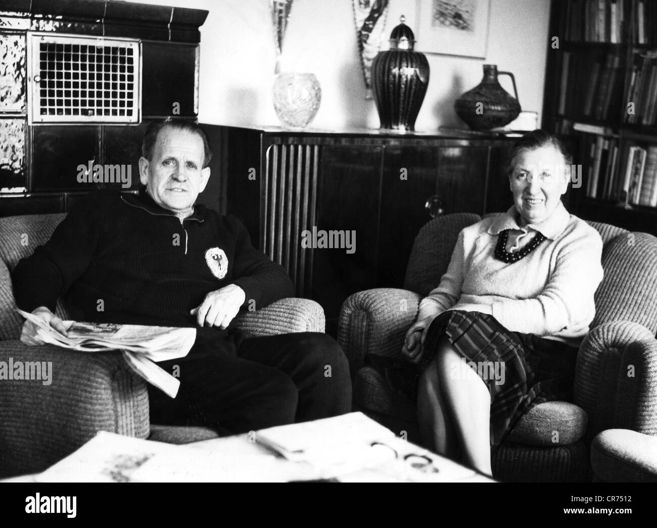 Herberger, Josef, 28.3.1897 - 28.4.1977, German athlete (football coach), half length, with his woman Eva Mueller, in his house at Hohensachsen, Germany, 27.3.1962, Stock Photo