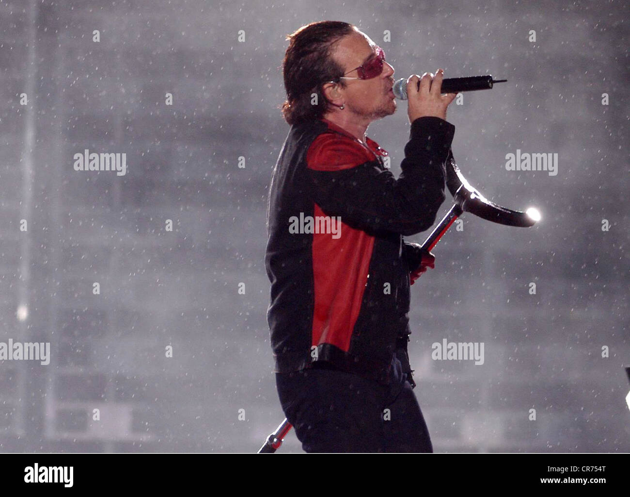 U2, Irish rock band, frontman Bono Vox is singing in the rain, half length, Olympic stadium, Munich, Germany, 2.8.2005, Stock Photo