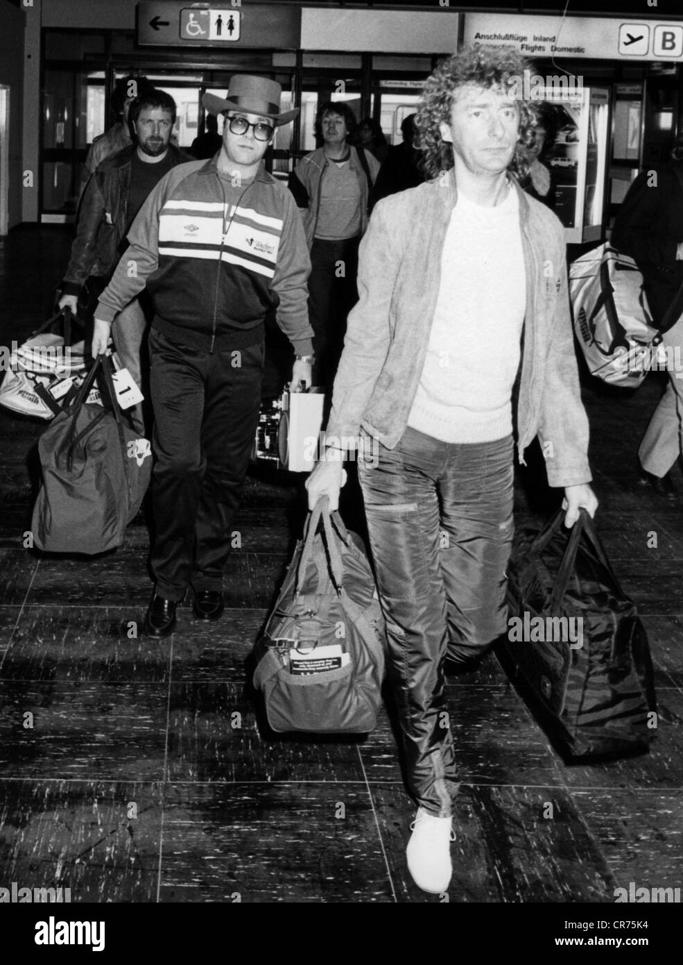 John, Elton, * 25.3.1947, British musician, full length, arrival at the airport Munich Riem, Germany, 22.5.1984, Stock Photo