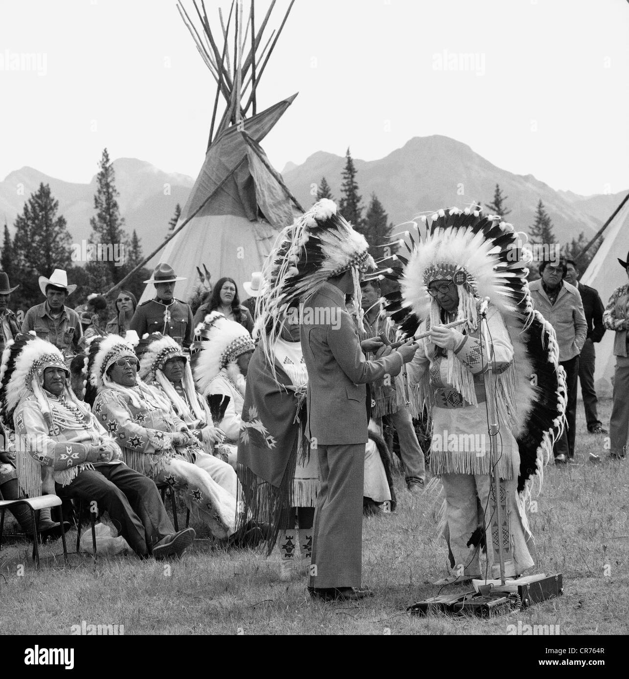 Charles, * 14.11.1948, Prince of Wales since 26.7.1958, full length, with chieftains of the Blackfoot Indians during anniversary of Treaty 7, Canada, 1977, Stock Photo