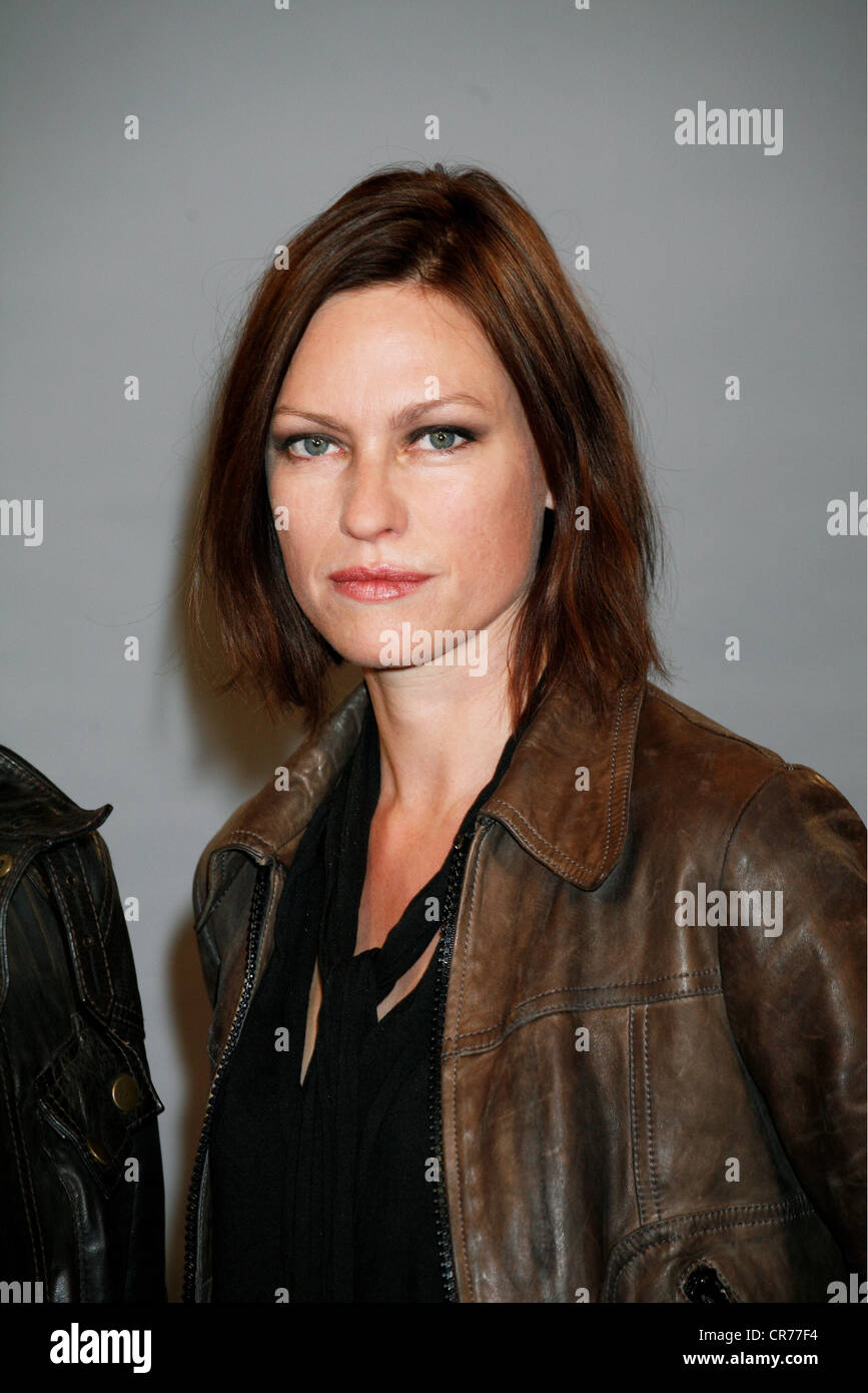 Kronjäger, Nina, * 26.2.1967, German actress, portrait, photo call to  "Hakan Nesser's Inspektor Barbarotti - Mensch ohne Hund", Hamburg,  21.4.2010 Stock Photo - Alamy