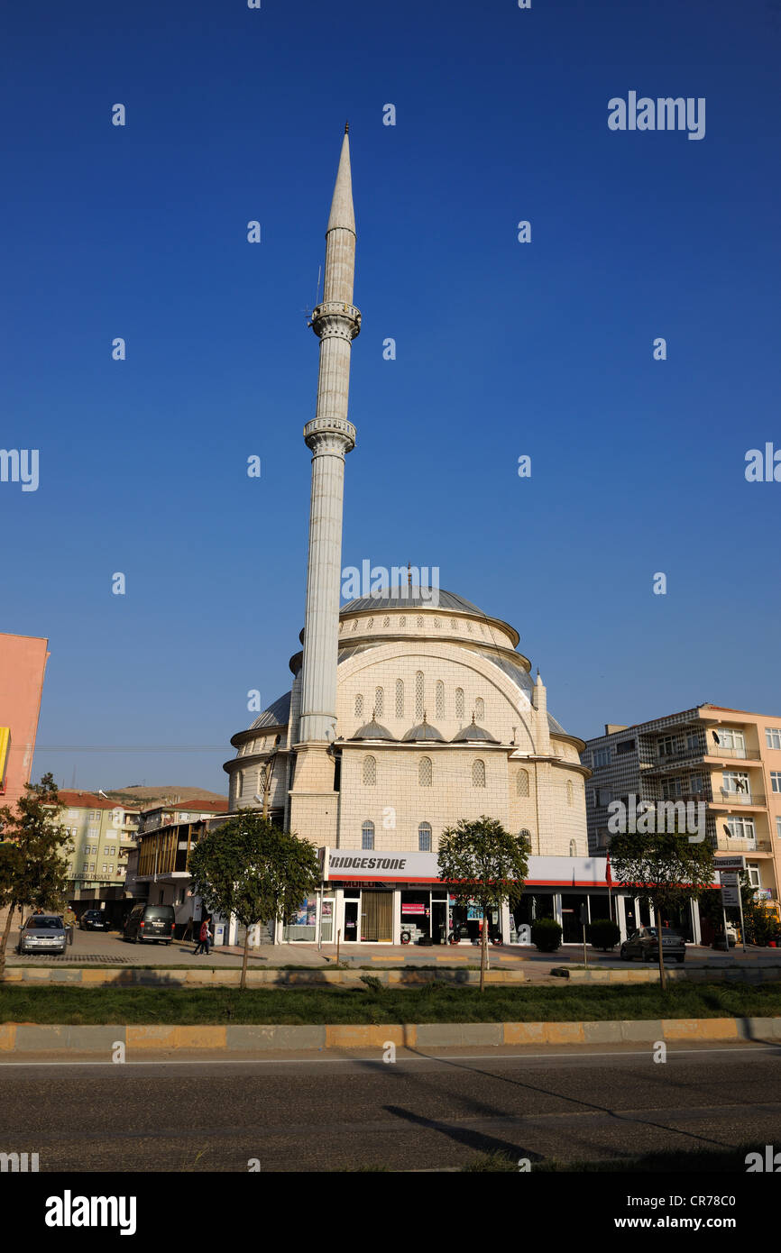Turkey, Central Anatolia, Sereflikochisar, mosque above a pneumatic shop Stock Photo