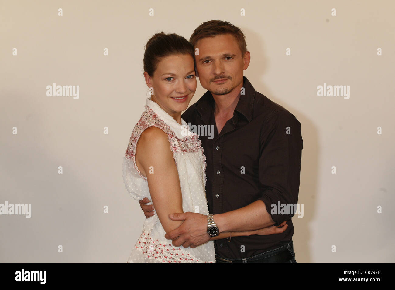 Herzsprung, Hannah, * 7.9.1981, German actress, half length, with Florian Lukas, photo call to the German TV series 'Weissensee', Hamburg, 1.7.2010, Stock Photo