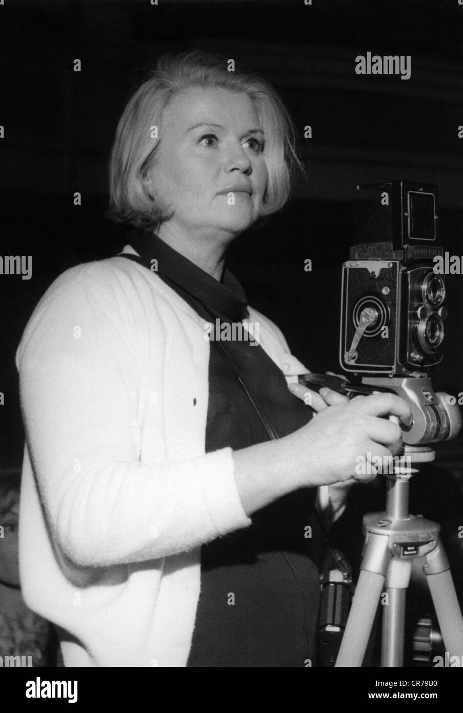 Soederbaum, Kristina, 5.9.1912 - 12.2.2001, Swedish actress, half length, with a Rolleiflex camera, Munich, circa 1970s, Stock Photo