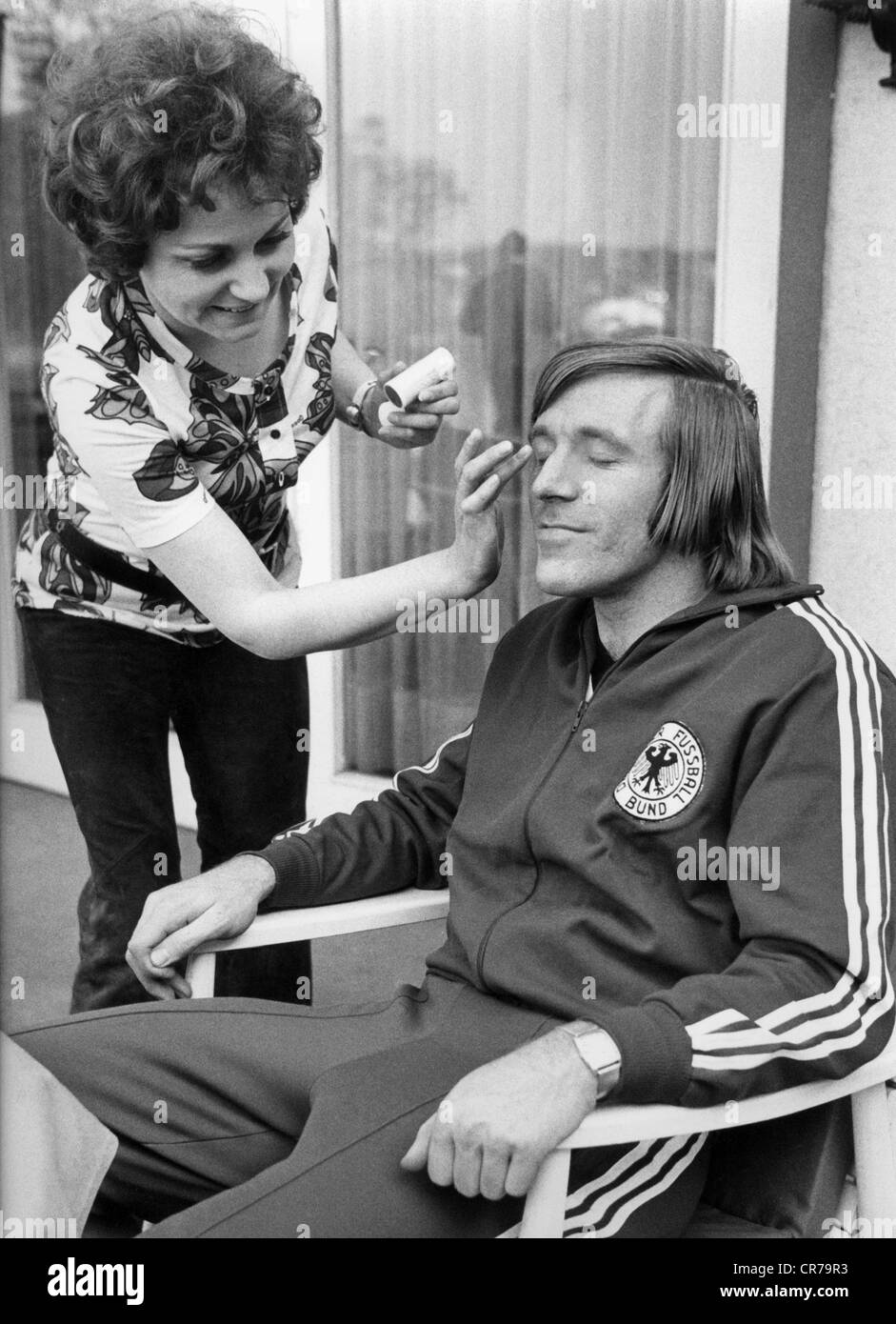 Netzer, Guenter, German athlete (footballer), manager of Hamburger SV, media businessman and TV commentator, half length, receiving make-up for a TV shooting, 1971, Stock Photo