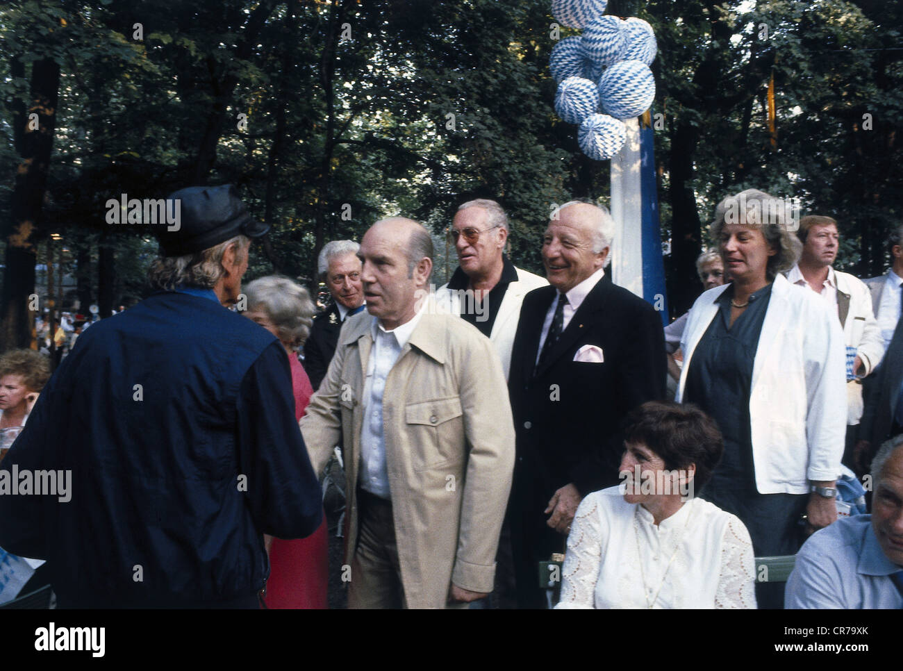 Scheel Walter 8.7.1919 - 24.8.2016, German politician (FDP), group picture, with his wife Mildred, Georg Schropp (husband of actress Erni Singerl), film producer Helmut Ringelmann and author Siegfried 'Sigi' Sommer in a beer garden, brithday party of Siegfried 'Sigi' Sommer, Munich, August 1984, Stock Photo