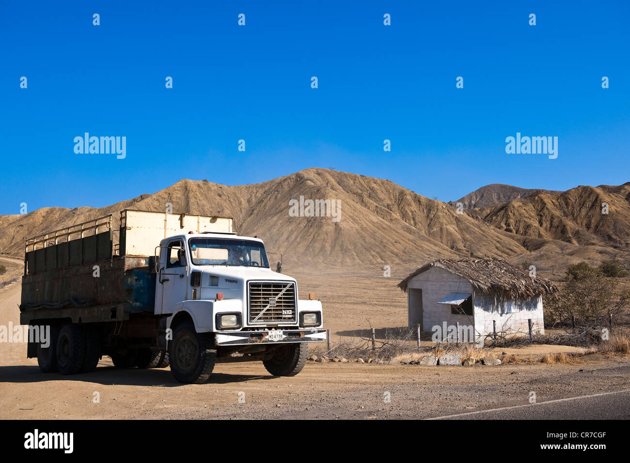 Peru, Piura Province, Cabo Blanco, truck at the edge of the Pan-American Highway Stock Photo