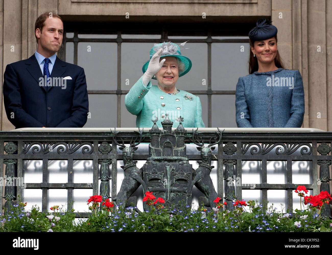 Britain's Queen Elizabeth II, Prince William and Catherine, Duchess of Cambridge in Nottingham on the Jubilee tour of the UK Stock Photo