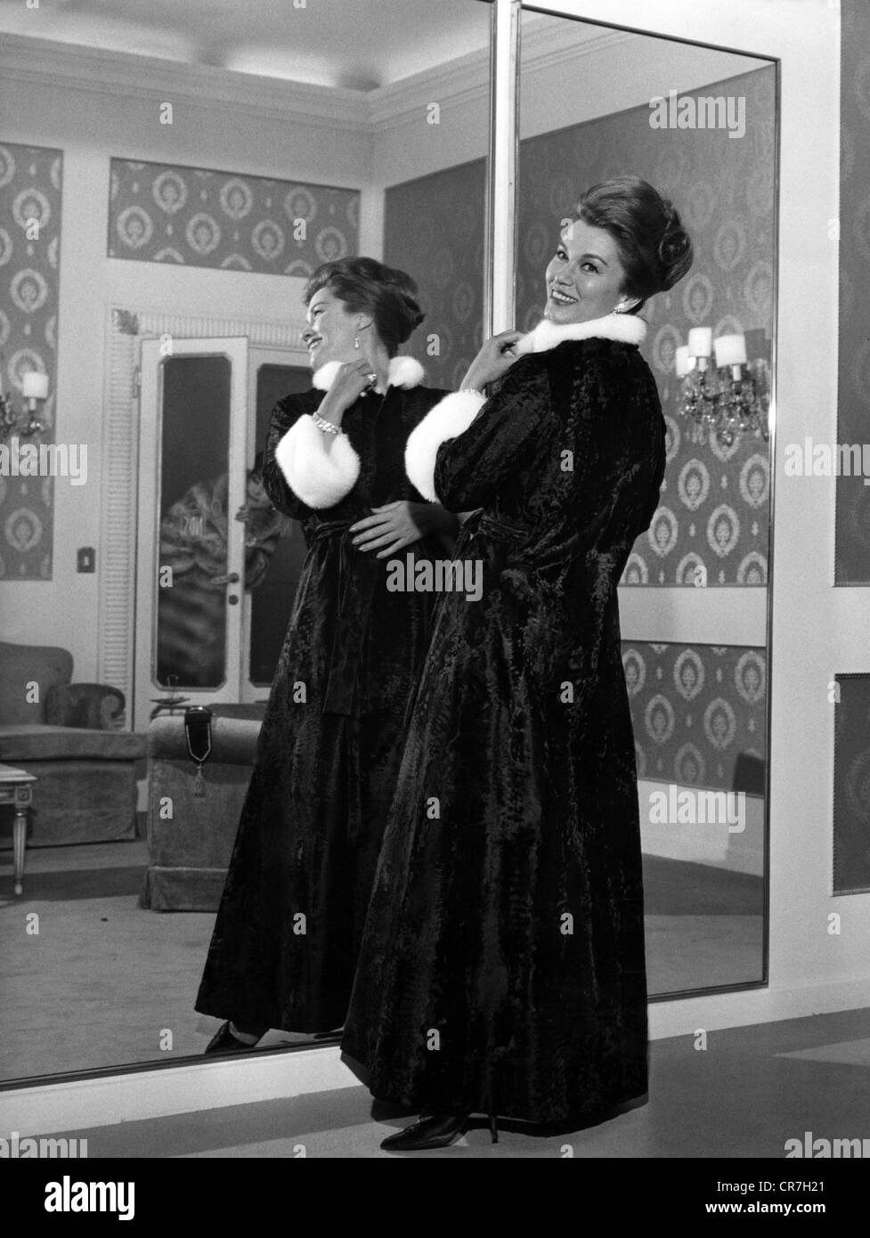 Full length fur coats hi-res stock photography and images - Alamy