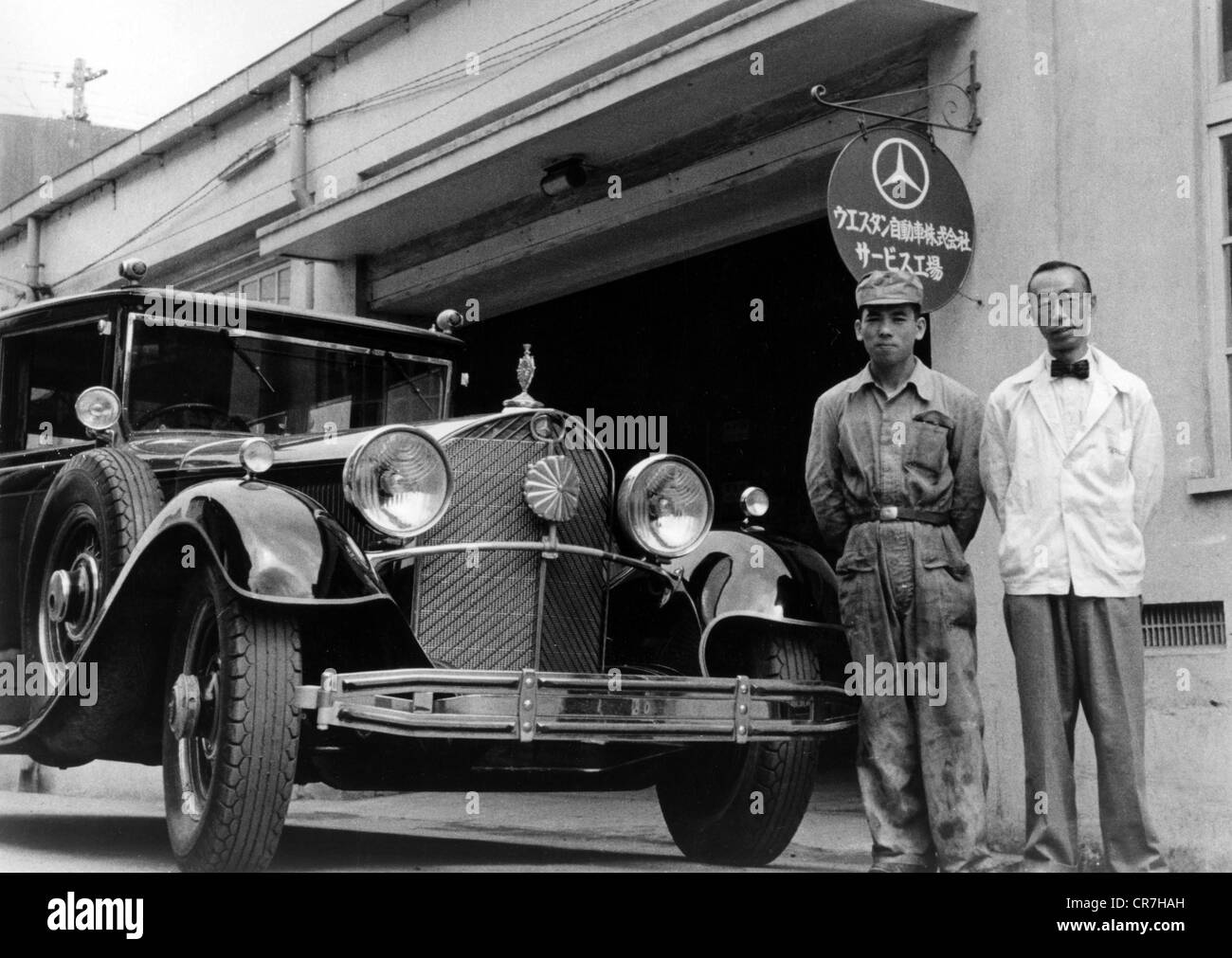 Hirohito, 29.4.1901 - 7.1.1989, Emperor (Tenno) of Japan 25.12.1926 - 7.1.1989, with a mechanic besides his Mercedes-Benz 770, 1930, Stock Photo
