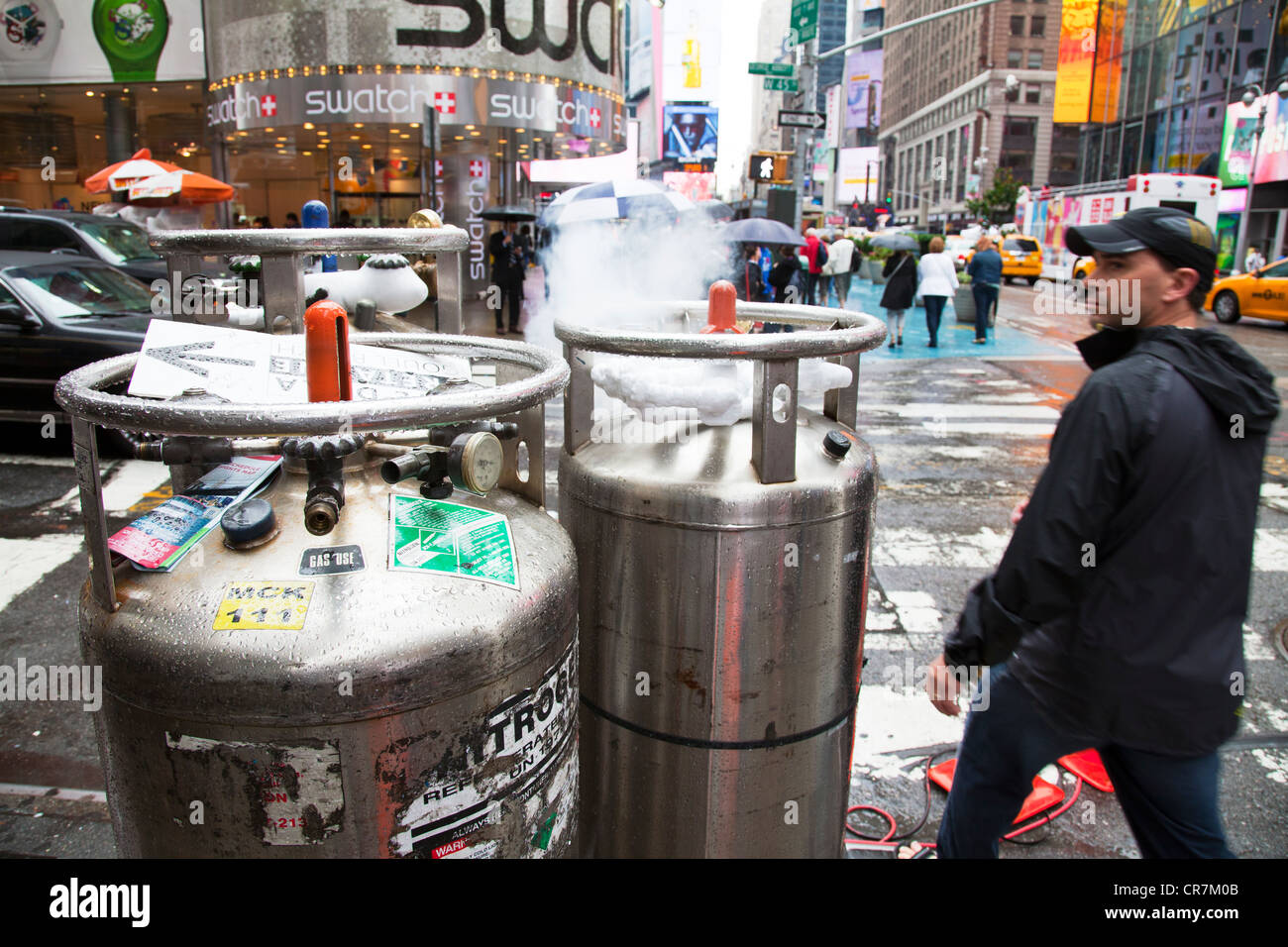 Gas canisters hires stock photography and images Alamy