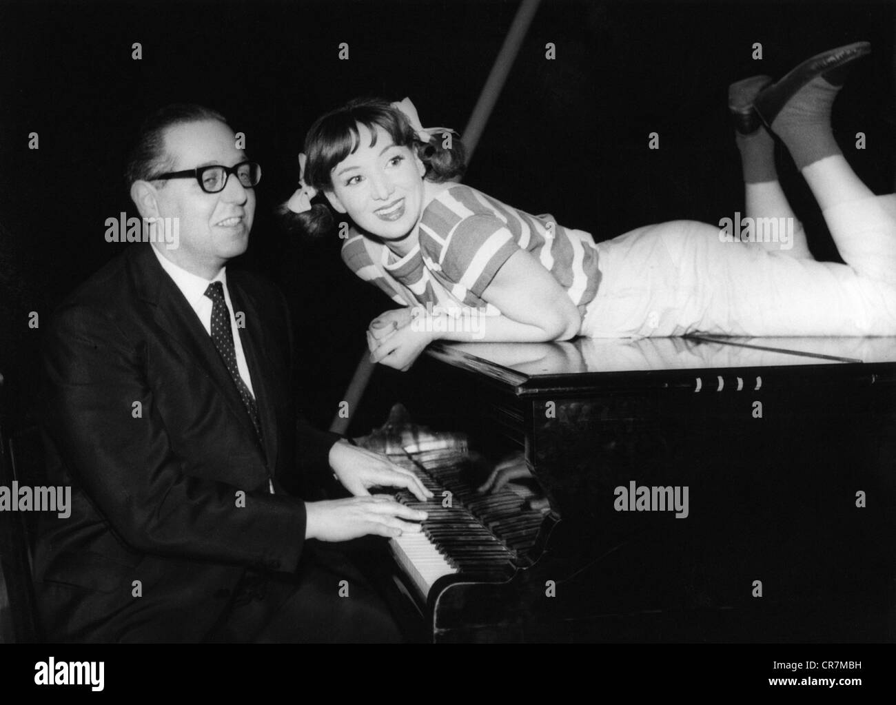 Kreisler, Georg, 18.7.1922 - 22.11.2011, Austrian-American cabarettist, with wife Topsy Kueppers during a performance, 1960s, Stock Photo