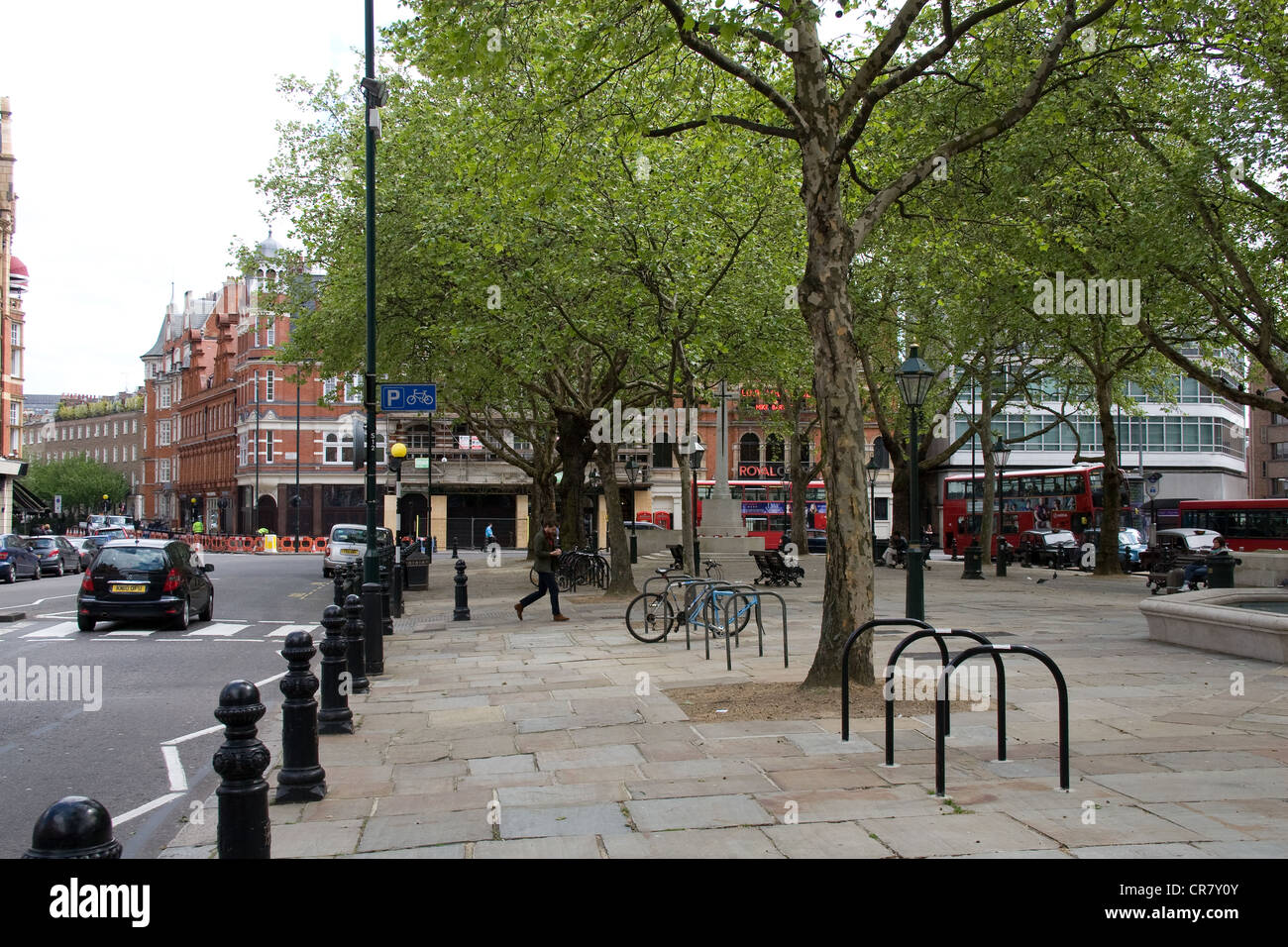 Sloane Square Chelsea seats trees Stock Photo - Alamy