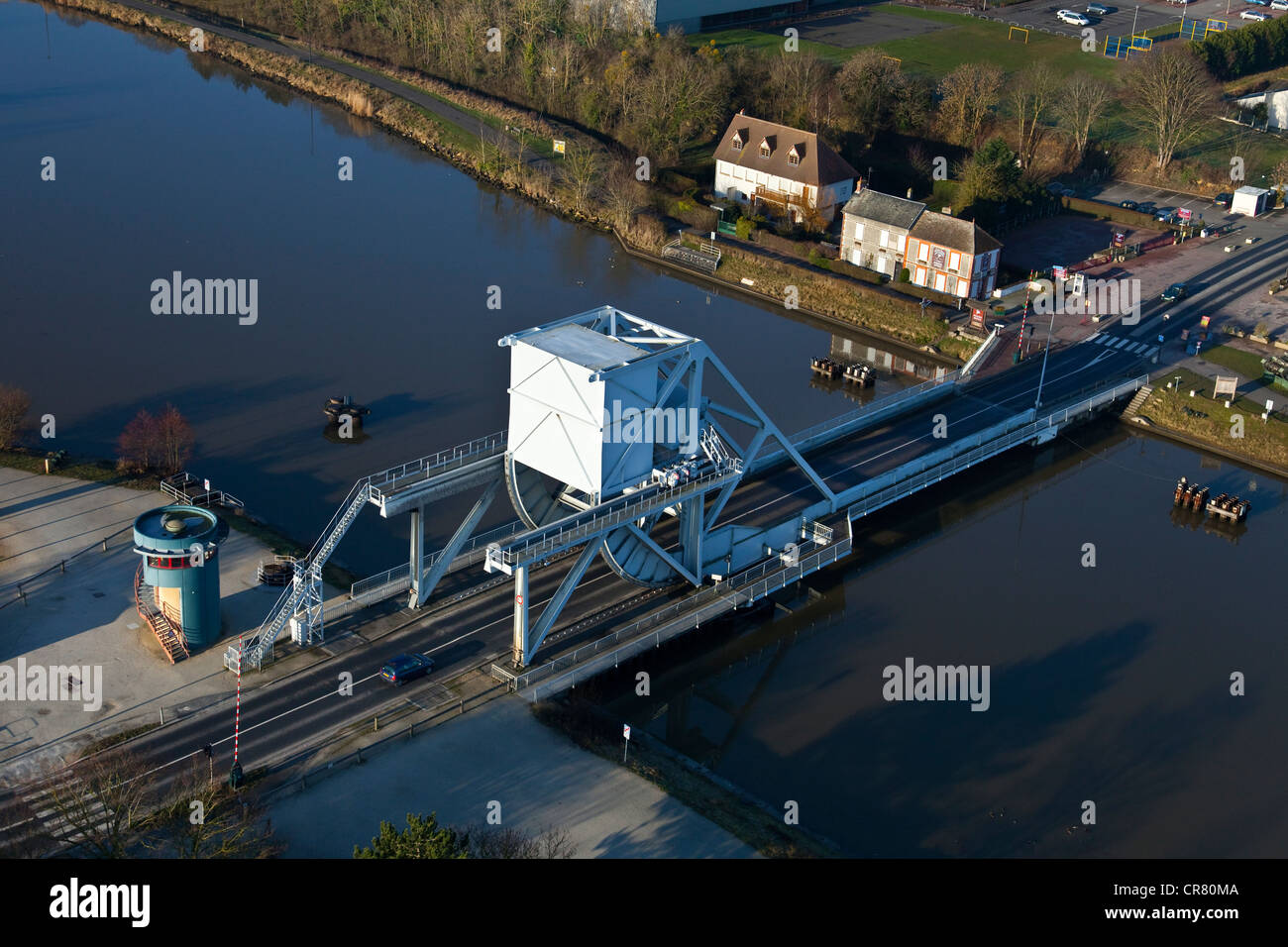 France, Basse-Normandie, Calvados (14), Pont de BÃ©nouville ou PÃ©gasus Bridge, pont levant traversant le canal de caen Ã  la Stock Photo