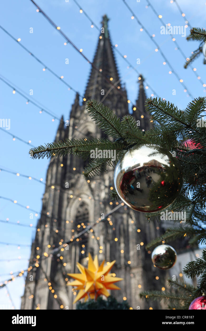 Christmas market at Cologne Cathedral, Cologne, North Rhine-Westphalia, Germany, Europe Stock Photo