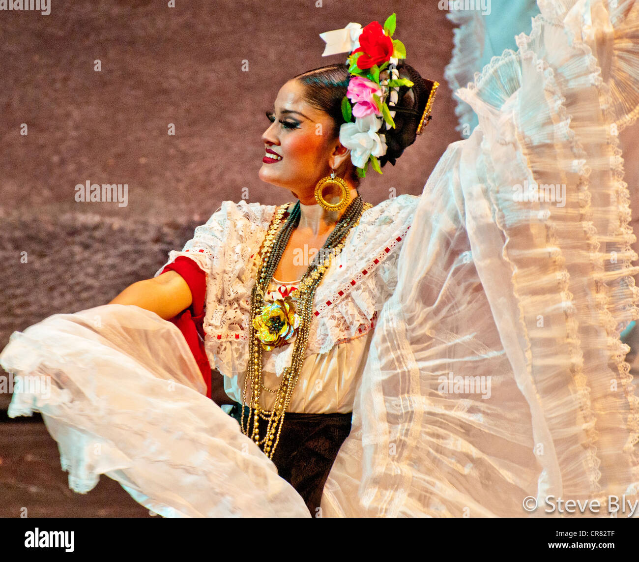 Beatiful Maya dancer in traditional dress performing a folklore dance in Xcaret Park, Riviera Maya, Mexico Stock Photo
