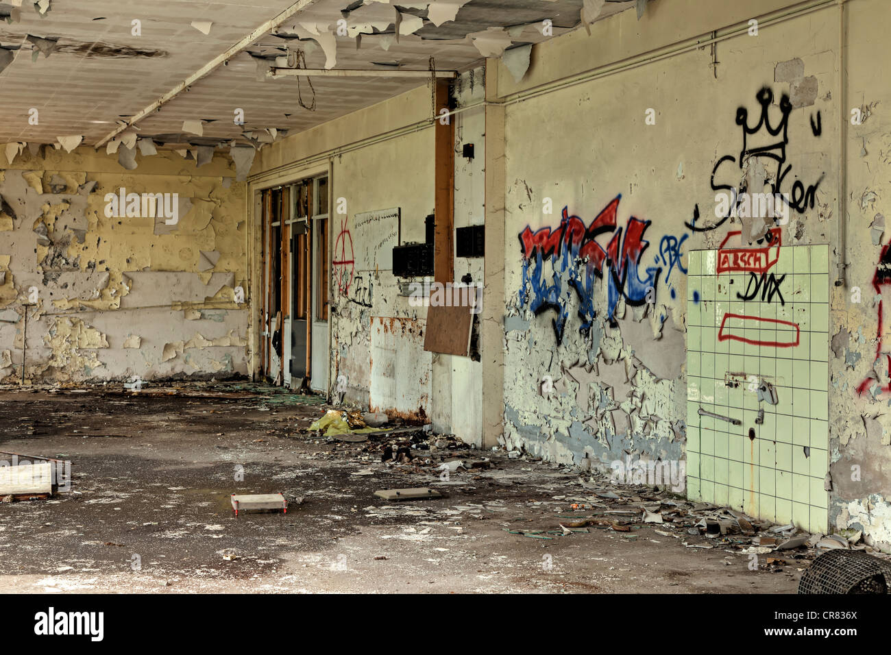 Empty room, graffiti, abandoned factory Stock Photo - Alamy