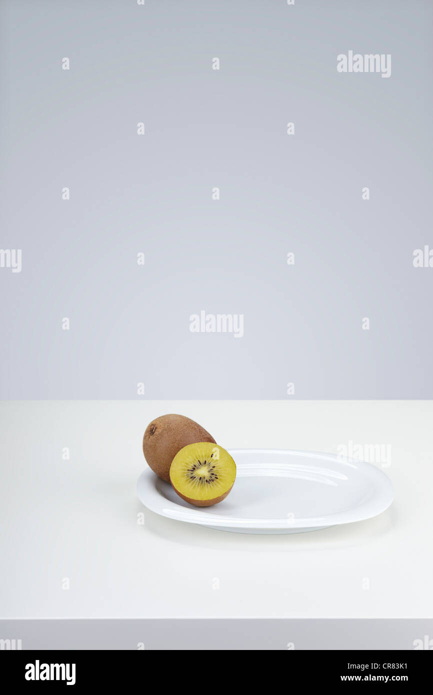 Kiwifruit (Actinidia deliciosa) on a white plate Stock Photo