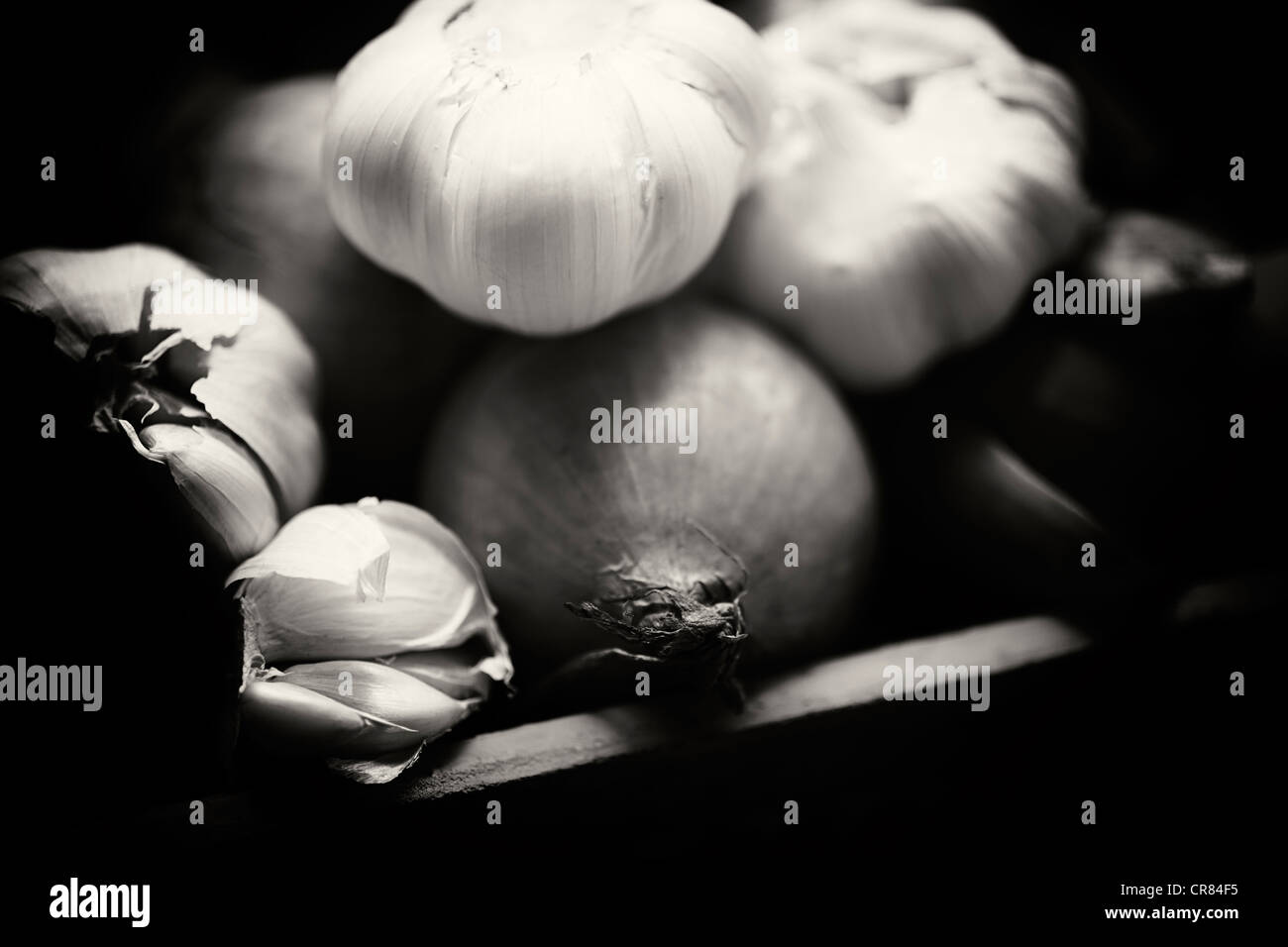 Onions and garlic cloves in a basket Stock Photo - Alamy
