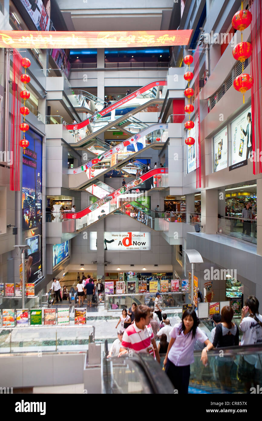 Thailand Asia culture Bangkok shopping Siam Paragon shopping centre  architecture escalators inside indoors center shops stores Stock Photo -  Alamy