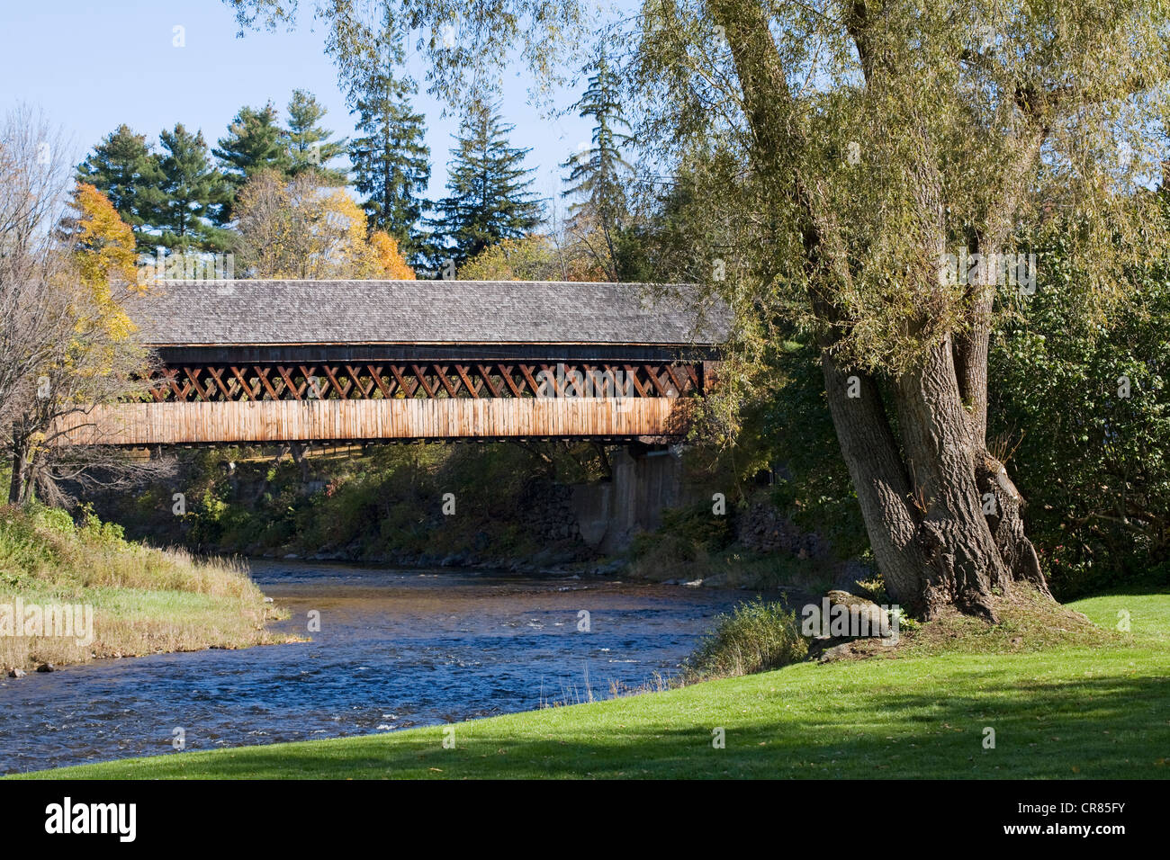 United States, New England, Vermont, Woodstock, covered bridge Middle