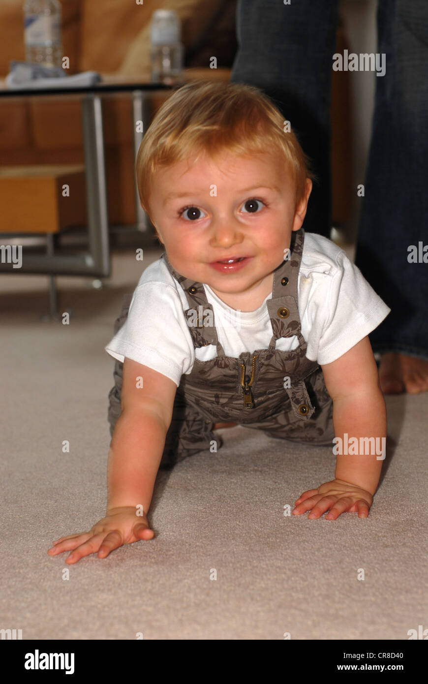 Baby crawl hi-res stock photography and images - Alamy