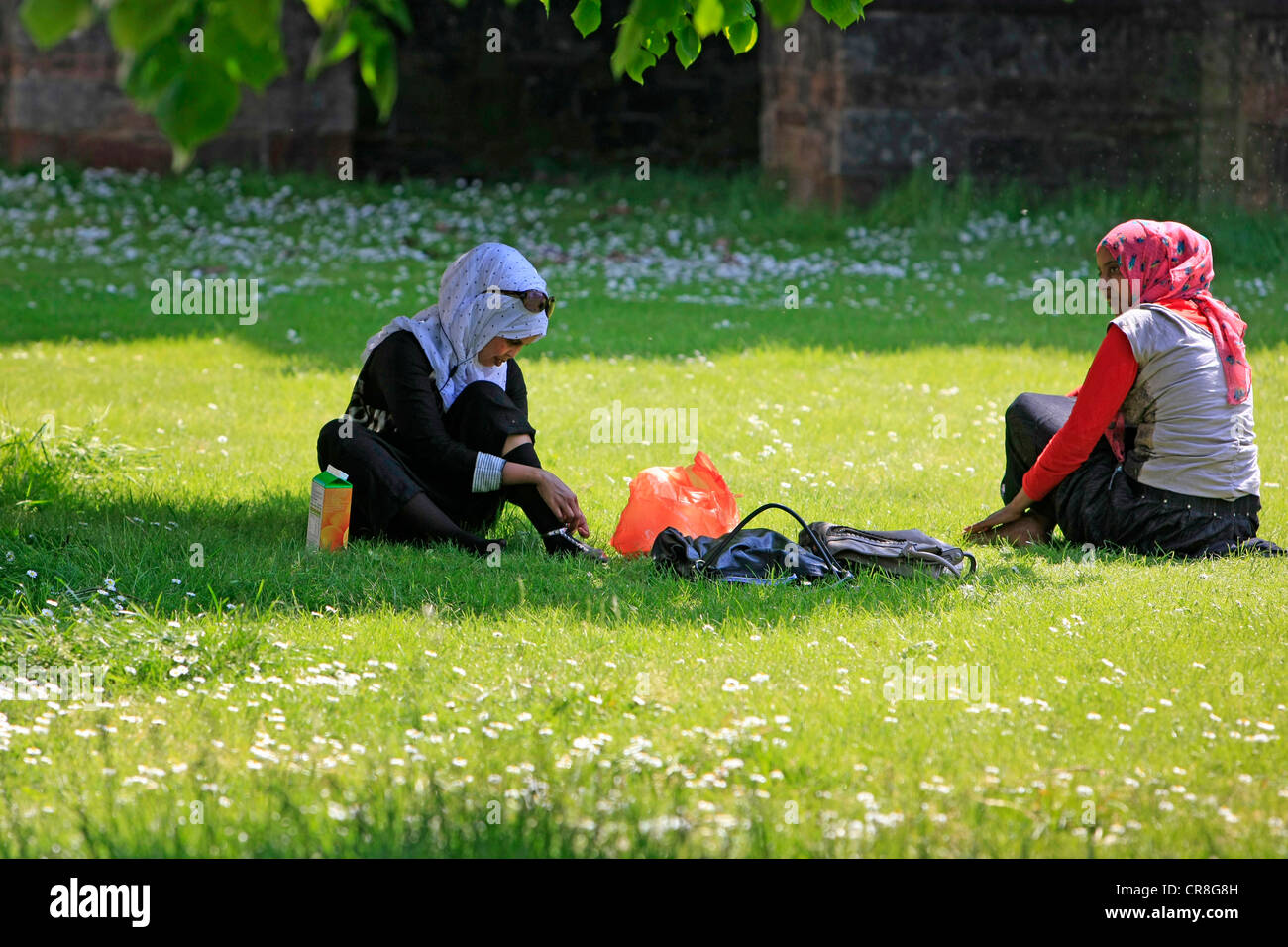 Two muslim women dressed in traditional Islamic headress enjoy a picnic in Bristol Stock Photo