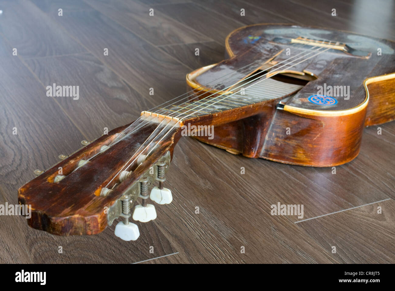 old and destroyed guitar Stock Photo - Alamy