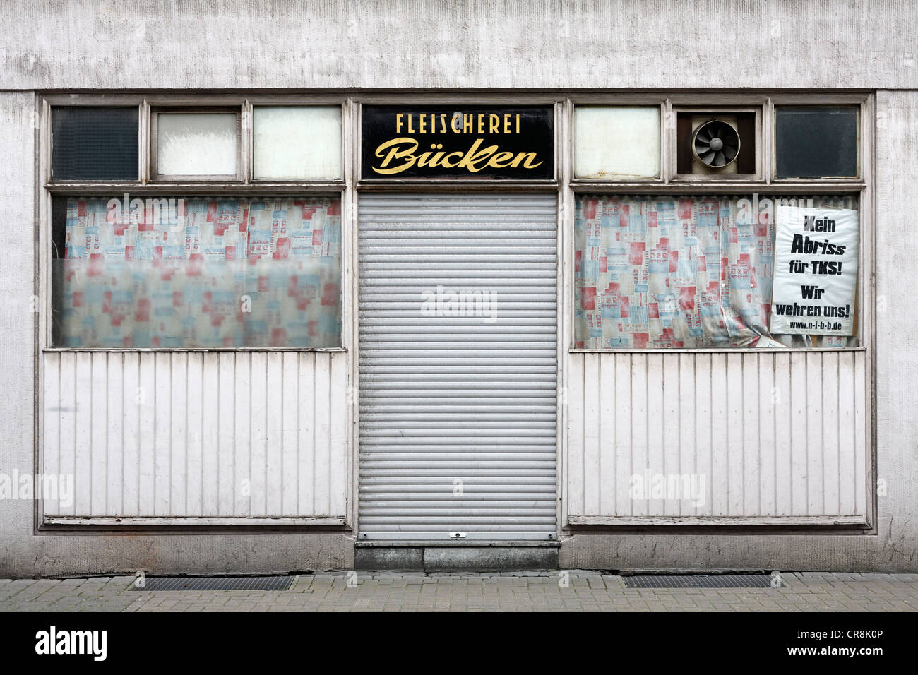 Abandoned butcher's shop with closed shutters, Projekt Gruenguertel, green belt project, Bruckhausen quarter, Duisburg Stock Photo